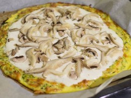 Cuketov pizza bez mky s hlivou a ampinmi