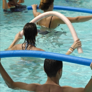 Zacvite si step aerobik vo vode! Je tu aqua step aerobik
