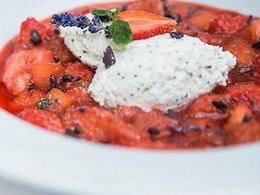 Jahodovo-rebarborov chutney s levanduou a tvarohovmi nokmi s makom